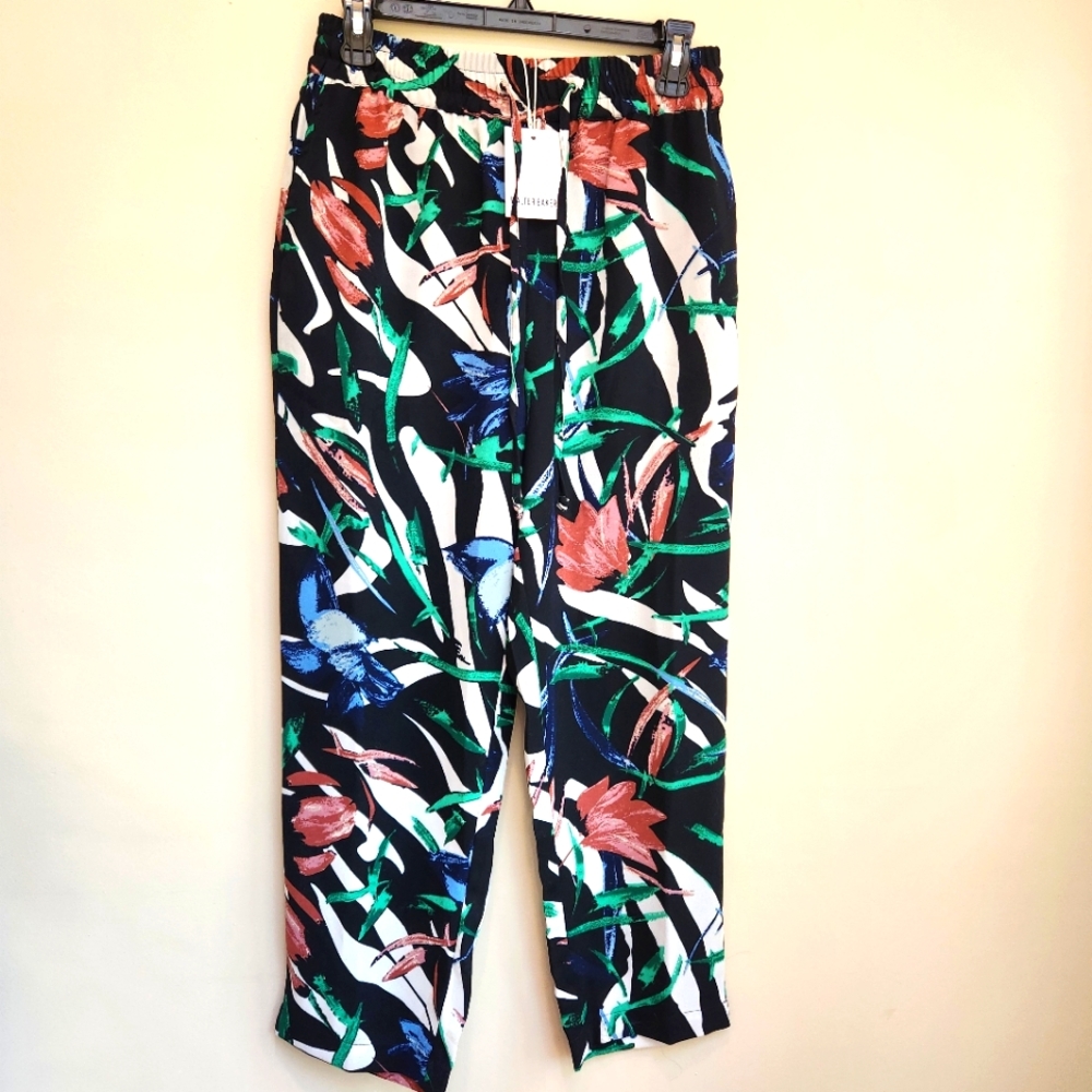 Walter Baker floral NWT cropped pants with side slip and back pockets.